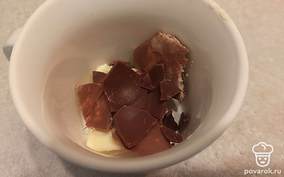 На водяной бане растапливаем шоколад с маслом. 