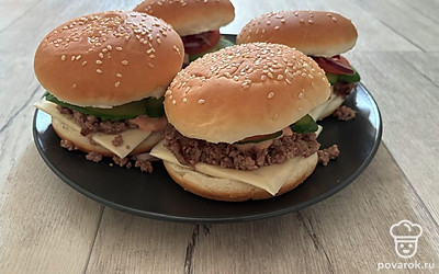 Подавайте к столу сразу после приготовления. 