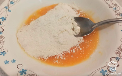 В миску просеиваем муку. 