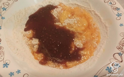 Затем вливаем шоколад, все перемешиваем. 