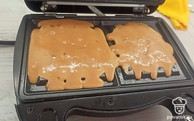 Наливаем тесто в мультипекарь и выпекаем 5 минут. 