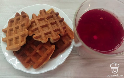 Подавайте шоколадные венские вафли с компотом. 