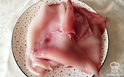 Почистите кальмаров, снимите пленку с обеих сторон.