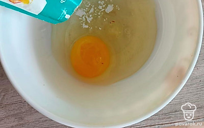 В миске соединить яйцо с сахарозаменителем и разрыхлителем.