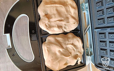 Прогреть вафельницу, выложить по две столовые ложки теста и выпекать.