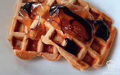 Нежные и вкусные вафли можно полить любым сиропом.