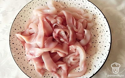 Нарежьте кольцами и полосками.