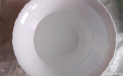 В глубокую чашу налейте кипяток.