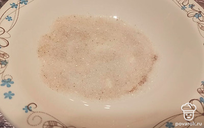 В миске смешиваем сахар, имбирь и мускатный орех.