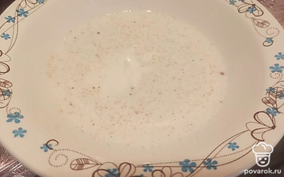 Затем в миску вливаем молоко и добавляем сметану. Все перемешиваем.