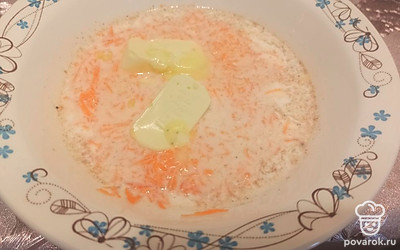 Морковь чистим и натираем на мелкой терке, добавляем сливочное масло. 