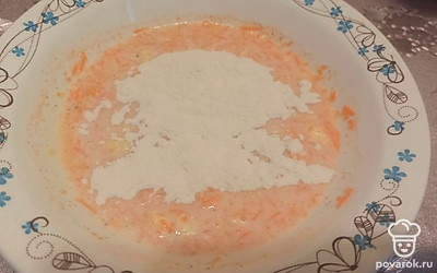 В конце просеиваем муку, все перемешиваем. 