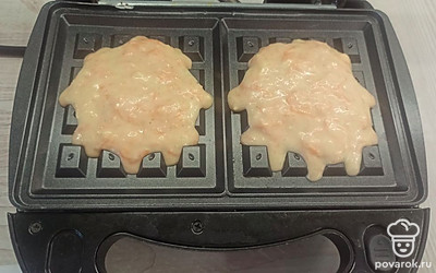 Выкладываем тесто на панели мультипекаря и выпекаем 7 минут. 