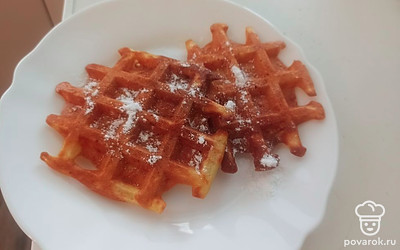 Посыпаем венские вафли сахарной пудрой. 