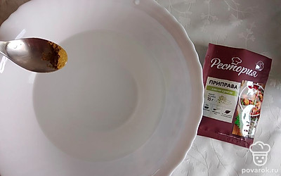 Добавьте в воду столовую ложку соли и половину чайной ложки хмели-сунели.