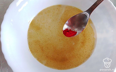 Добавьте копченую паприку и хорошо перемешайте.