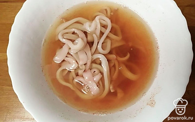 Выложите кальмаров в маринад и оставьте на 10 минут.