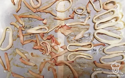 Выложите кальмаров на противень. Готовьте в духовке с открытой дверью 1,5 часа (при 60-70 градусах).