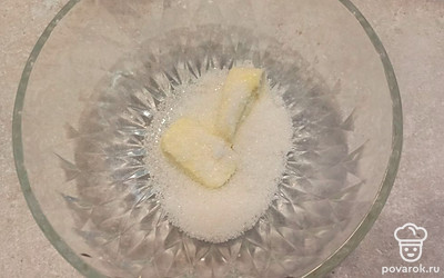 Сахар и масло выкладываем в миску. 