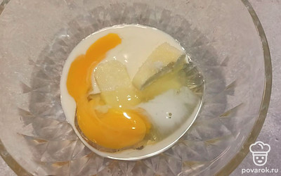 Далее вбиваем в миску яйцо и доливаем молоко. 