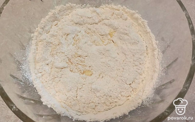 Просеиваем муку и разрыхлитель. 