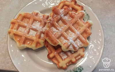 Посыпаем венские вафли сахарной пудрой. 