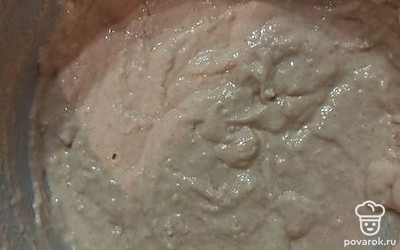 Добавить расплавленное сливочное масло, банан, размягченный в блендере, муку и разрыхлитель. Все перемешать.