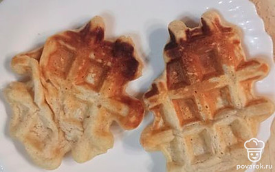 Приготовить вафли в электровафельнице.