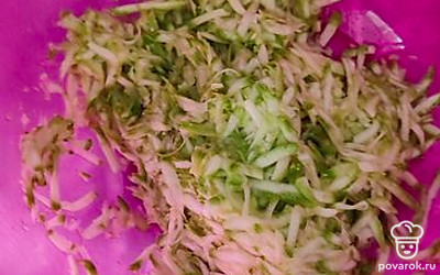 Натереть кабачек на крупной терке. Лишнюю жидкость отжать и слить.