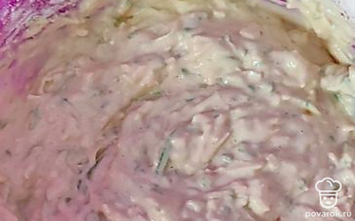 Смешать все ингредиенты с кабачком и добавить тертый сыр. Уком мелко порубить. Все хорошо перемешать. Разогреть вафельницу. Смазывать не нужно. Выпекать до золотистого цвета. 