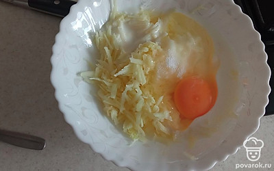 Натираем кабачок на терке, добавляем молоко и яйцо.
