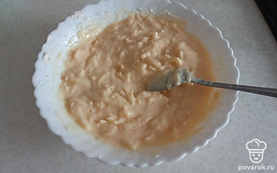 Добавляем муку, соду, специи по вкусу и перемешиваем.