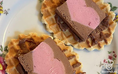 Шоколадное мороженое режем на квадратики и выкладываем прямо на шоколад сверху. Складываем половинки вафель друг на друга. Готово!