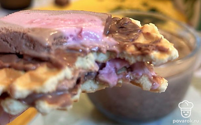 Съесть нужно мгновенно! Иначе мороженое растает, а расплавившийся шоколад затвердеет. Но тут устоять невозможно! Очень вкусно выглядит!