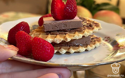 Перед подачей украсить клубникой.