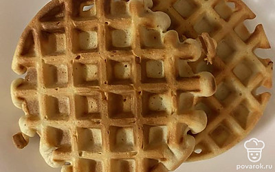 Идеальные вафли готовы. Их можно есть просто так или подавать со сладкой начинкой.