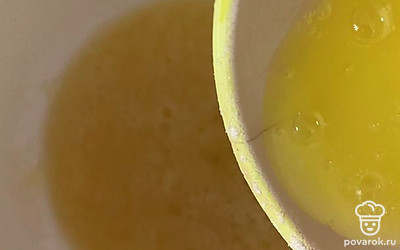 Растапливаем сливочное масло и добавляем к полученной смеси.