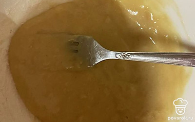 Вводим муку и все хорошо перемешиваем. Можно с помощью вилки или миксера.