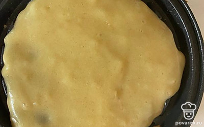 Выкладываем в вафельницу и жарим до готовности.