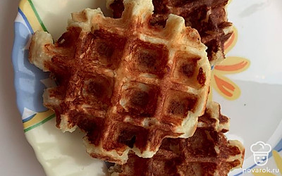 Вафли получатся хрустящие, а внутри нежные.