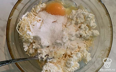 Творог в брикете (любая жирность) смешать с любым твердым сыром, добавить все остальные ингредиенты. Муку можно любую.