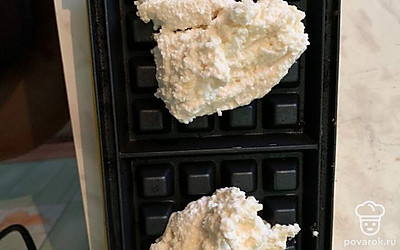 В вафельницу загрузить массу (по полной с верхом столовой ложке), закрыть и не открывать несколько минут. Я не смазываю вафельницу маслом, и ничего не пригорает. Главное, выдержать время, пока вафля «схватится».