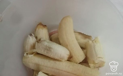 Бананы очистить от кожуры и размять вилкой или блендером.