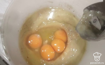 Добавить яйца, все перемешать. 