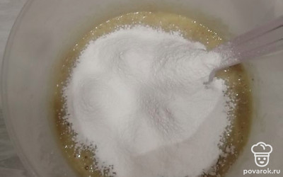 Добавить разрыхлитель. Частями ввести муку. Хорошо перемешать, пока не растворятся комочки. 