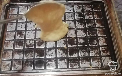 Нагреть вафельницу. Выкладывать по одной столовой ложке. 