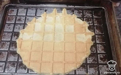 Выпекать одну минуту. Можно свернуть в трубочку. 