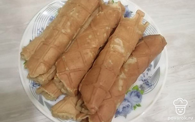 Готовые вафли можно подавать со сметаной, взбитыми сливками, ягодами. 