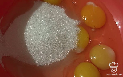 В миску разбить яйца и смешать их с сахаром. Добавить размягчённый маргарин и перемешать.