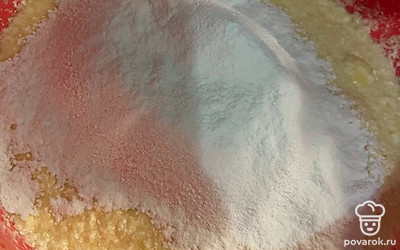 Добавить просеянную муку.